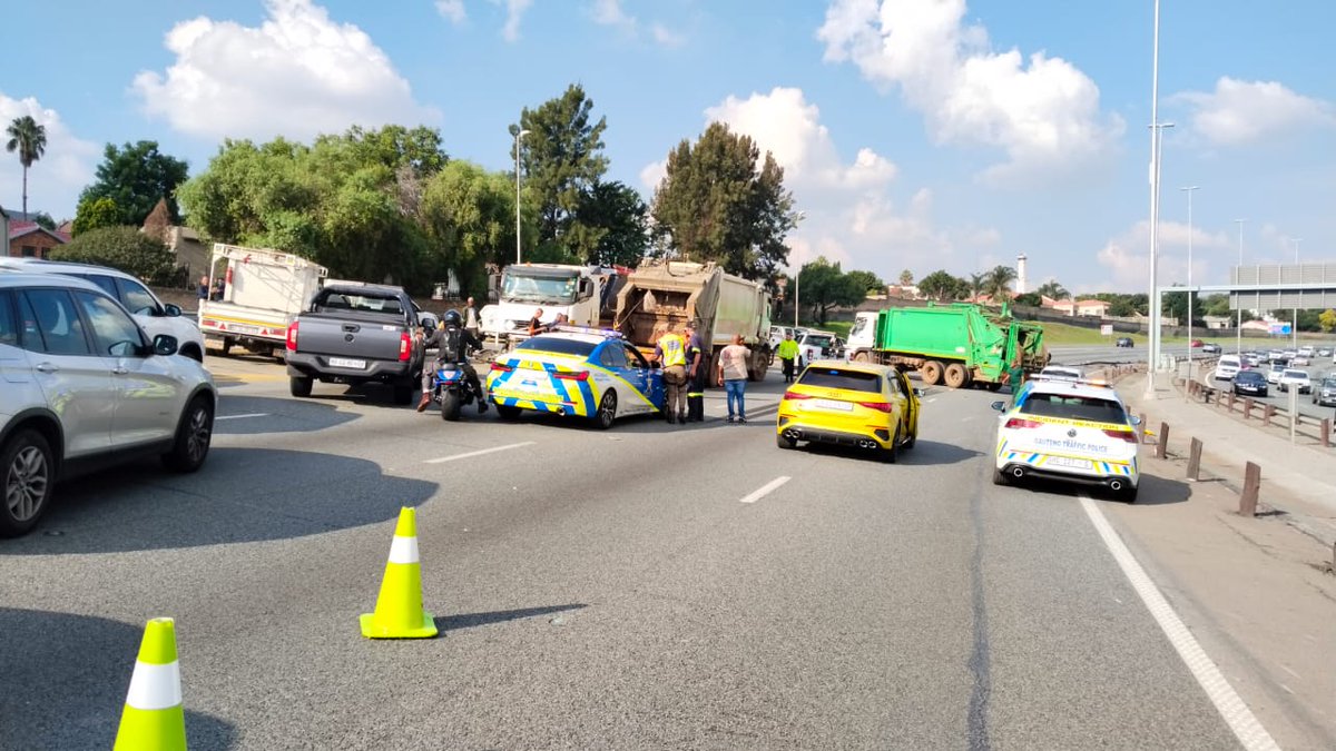 GTP_Traffstats's tweet photo. ⚠️ ⚠️ ⚠️ N12 XAVIER ⚠️ ⚠️ ⚠️
CRASH AT N12 EAST just after XAVIER. Crossover crash , HMVs involved
GTP IR Team processing.
Long delays / backlog from N12 Uncle interchange and onto Xavier offramp.
#AlternativeRoute #PeakHour
@itrafficgp @GP_CommSafety @SABCNews @JoburgMPD https://t.co/tZfhLNuwdH