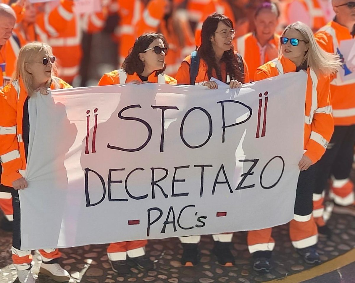 paujarito's tweet photo. @SanidadeXunta @AntonioGCaamano @Xunta, los #pacsenguerra2026 no nos vamos a rendir. #marealaranxaGALICIA #mareanaranjaGALICIA #decretazoNON #decretazoNO. Somos trabajadores y tenemos derechos. No nos vamos a dejar pisar. https://t.co/jVshLEYdvC