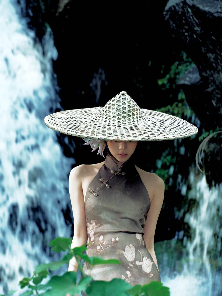 #欧阳娜娜 studio Weibo Update 

แคปชั่น "กำมือแน่น... กลับไม่มีอะไรเลย แต่เมื่อคลายมือออก... เรากลับครอบครองทุกสรรพสิ่ง"
     ในงาน "RED GALA"  ต้าวน่ามาในธีม
ยุทธภพจะกว้างใหญ่แค่ไหน... ไม่ต้องเอ่ยถาม

#Ouyangnana #Nanaouyang #โอวหยางนาน่า