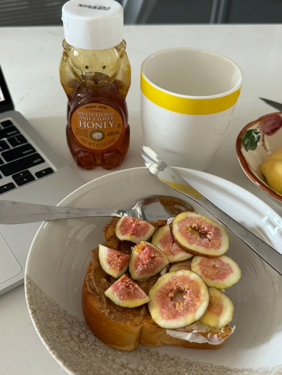 _Mila_990's tweet image. Classic bread with milk, I spread with a combination of peanut butter and mascarpone cheese. Topped with figs and honey, it's a very refreshing flavor!

#BreakfastTime