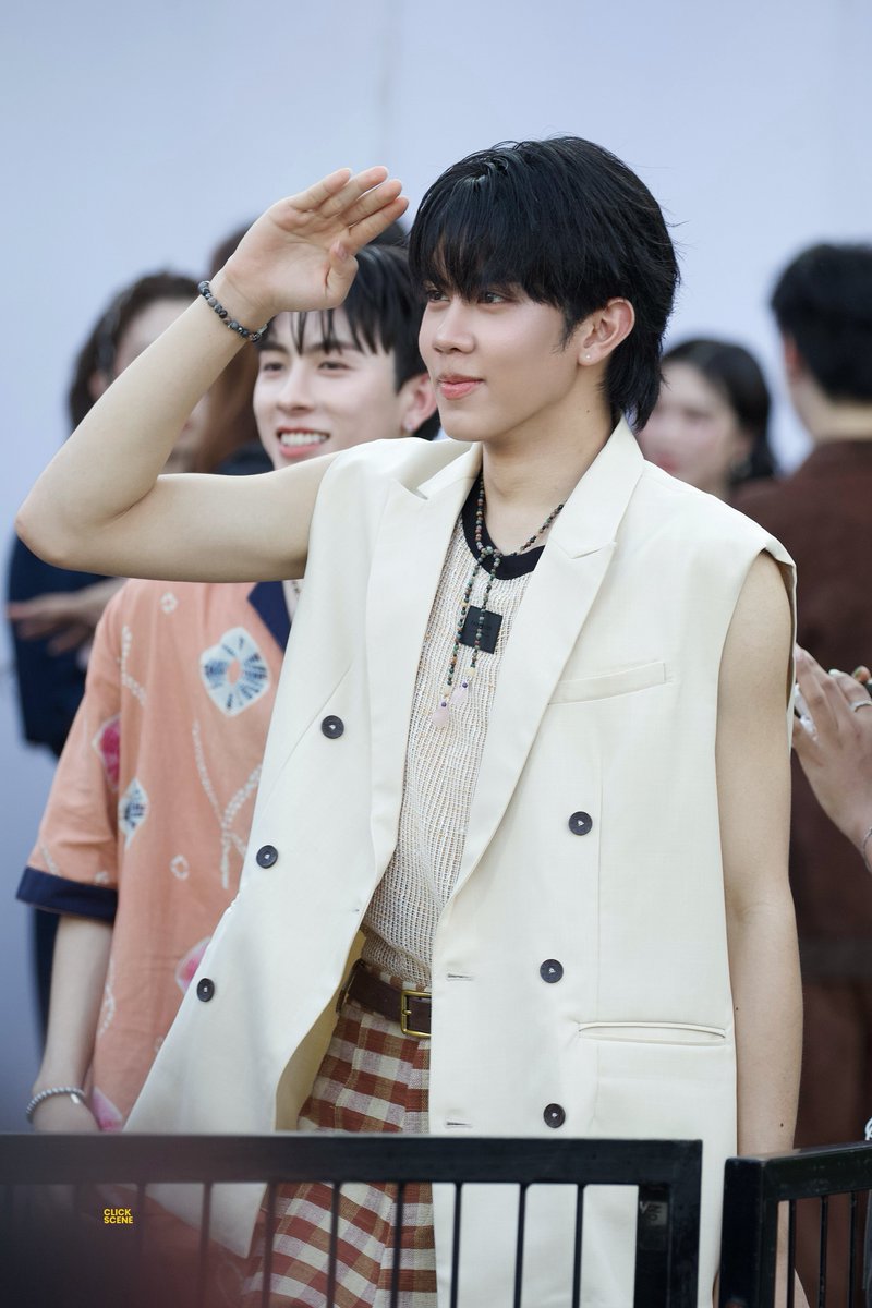 click scene tweet media