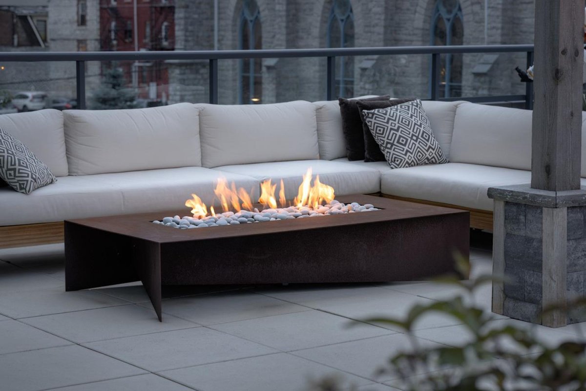 paloform's tweet image. ‌An elevated perspective by @wentworthlandscapes. 

In this rooftop retreat, a Fold fire pit in Corten steel serves as a sculptural anchor, its natural patina providing a warm, textural counterpoint to the city views and architectural surroundings.

#Paloform