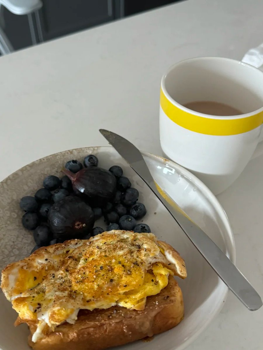 _Eden_990's tweet image. Fried egg toast with peanut butter, sprinkled with black pepper and onion salt—it tastes absolutely amazing!
#BreakfastTime