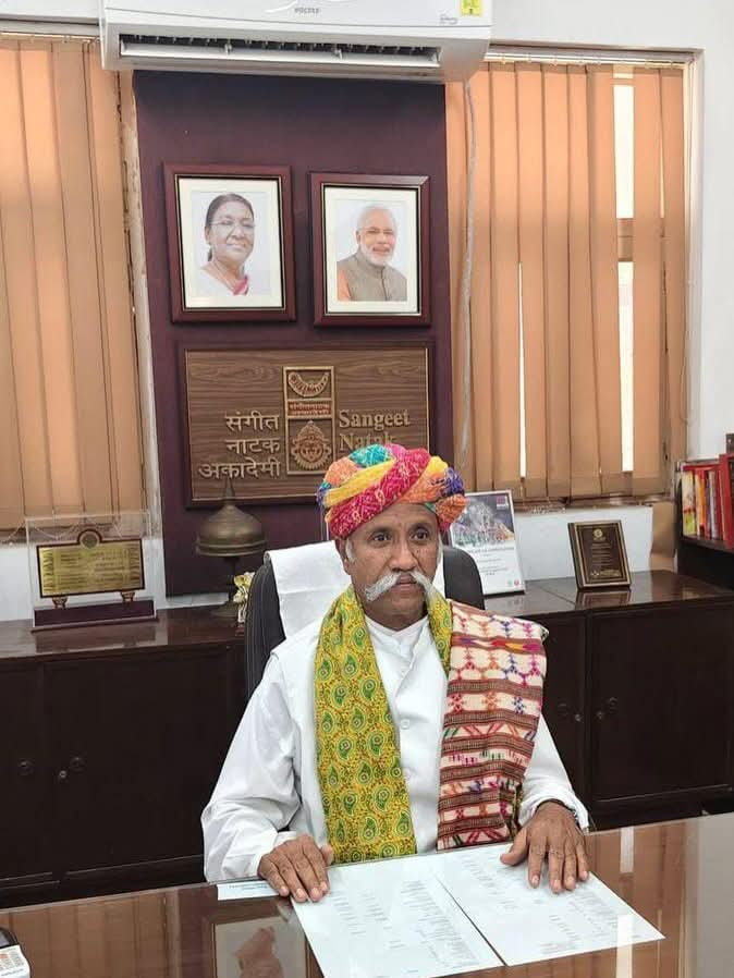 zeerajasthan_'s tweet image. #Jodhpur मांगणियार लोक संगीत के पद्मश्री उस्ताद अनवर खान को केंद्रीय संगीत नाटक अकादमी का किया गया उपाध्यक्ष नियुक्त

लोक कलाकारों में खुशी की लहर, लोक कलाकार मामे खान ने दी बधाई, सभी लोक कलाकारों ने केंद्रीय पर्यटन और संस्कृति मंत्री गजेंद्र सिंह शेखावत का जताया आभार, मामे खान