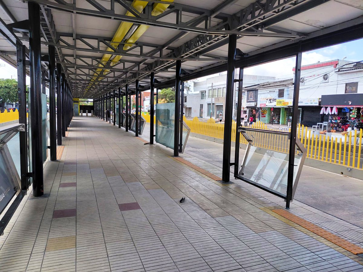 AnaMariaAljure's tweet photo. 📍Cada día, miles de barranquilleros usan nuestras estaciones de Transmetro.

Hoy, llegan a su destino gracias a un sistema más moderno, inclusivo y con condiciones dignas como se merecen.🚍 Con un plan de mantenimiento integral, la @alcaldiabquilla interviene las 17 estaciones de @transmetrobaq, transformando estos espacios para que cada recorrido sea más seguro, cómodo y accesible. 🚧 #NoParamos