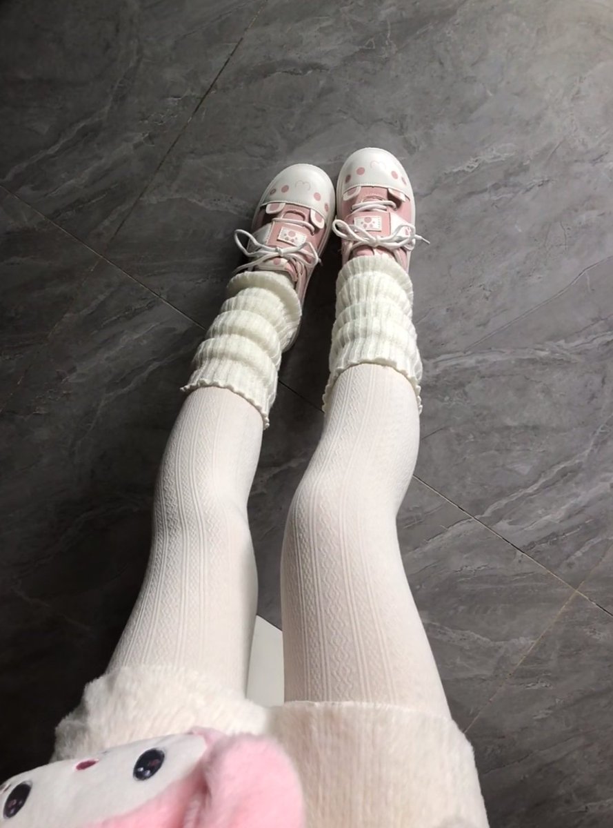 carloev's tweet photo. 怎么 萌萌的我 吸引不住你 #杭州 #厚白 #女大 https://t.co/S3mjRLbgVY