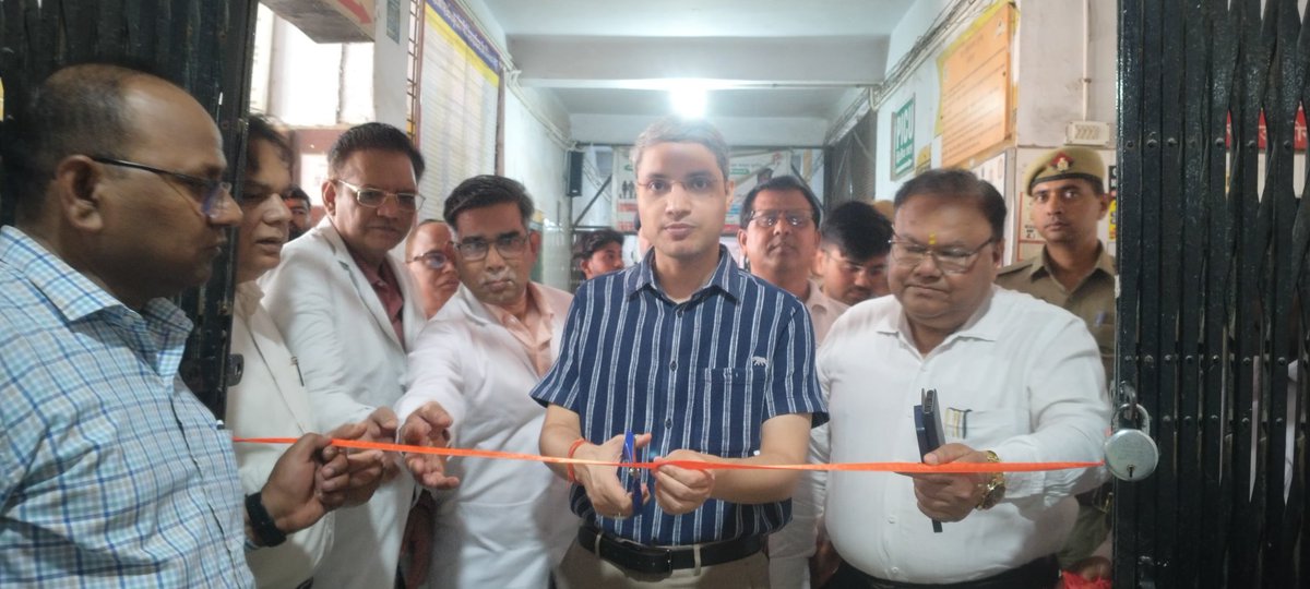 informationftp's tweet photo. HPV वैक्सीनेशन अभियान का @dmfatehpur श्री रविन्द्र सिंह ने फीता काटकर शुभारम्भ किया,आम जनमानस से अपील की,कि सर्वाइकल कैंसर एक गम्भीर बीमारी है,जो महिलाओं में होती है। इससे बचाव हेतु 14वाँ जन्मदिन मना लिया हो और 15वाँ नही मनाया है,बालिकाएं पात्र होगीं। @CMOfficeUP
@InfoDeptUP https://t.co/2sWfChUieE