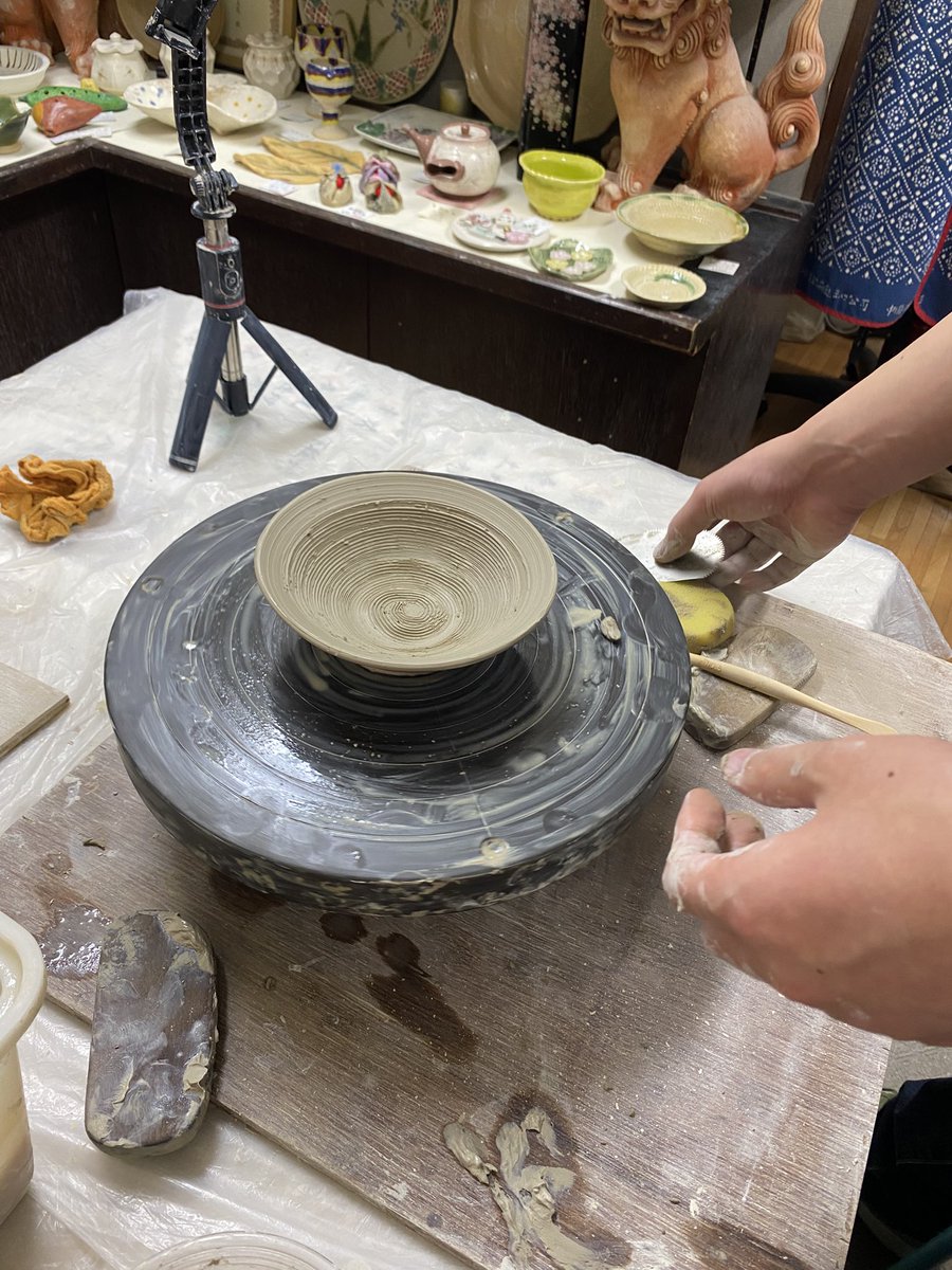 __326y's tweet photo. 朝食食べたあとは本日のメインイベント！！陶芸体験🏺ずっと記念日何するか迷ってたけどなにか記念に残るものがいいよねということで陶芸に決定！ひと枠1組限定だったからすごくゆったり丁寧に教えてもらえながらやれたし、焼き物の歴史とかも聞けて楽しかった🎶写真も沢山撮ってもらえて思い出も https://t.co/UrLhU5APvw