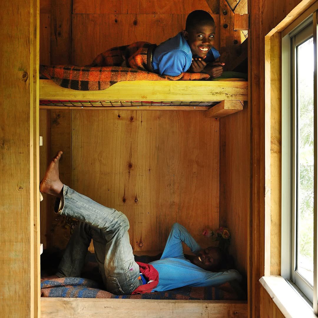 TopeDada17's tweet photo. The Nakuru Project
A sustainable orphanage (the St. Jerome's Centre) located on the outskirts of Nakuru, Kenya🇰🇪 

it was built in just eight weeks using low-cost, eco-friendly materials and a team of international student volunteers working alongside local community members.

Designed by the humanitarian
organization Orkidstudio
