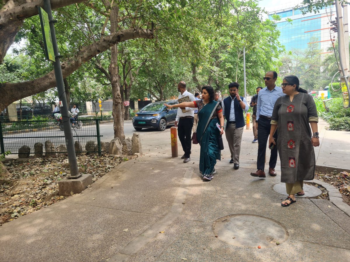 Raahgiri_Fdn's tweet image. Cleaner air begins at street level.

Today, Shri Tarun Kumar Pithode (IAS), Member Secretary, @CAQM_Official, and Shri Vinayak Azad, Manager (Media &amp;amp; IEC Activities), @CAQM_Official, discussed about how #street design can shape #healthier cities during a #walk along the model