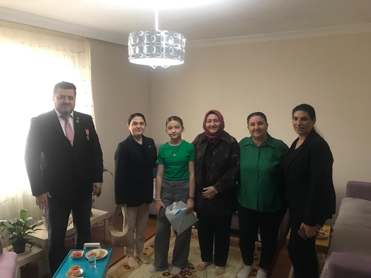 Bugün Şube Başkanımız Sn. Deniz Uygun’un evine Tekirdağ Valimizin Eşi Nurdan Soytürk Hanımefendi,İl Jandarma Alay Komutanımızın Eşi Mediha Güngör Hanımefendi  Süleymanpaşa Kaymakamımızın Eşi Aysel Tunçer Hanımefendi ziyaret etmişlerdir.Nazik ziyaretlerinden dolayı teşekkür ederiz