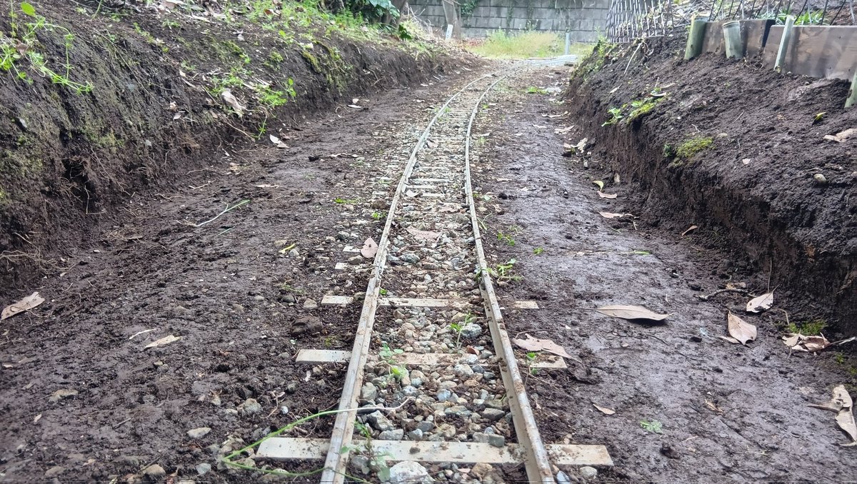 Seisho_Shinrin's tweet photo. 運転会に向けて本日は保線が協力メンバーによって行われました。
庭の桜も咲き始め、庭園鉄道を楽しめるシーズン到来です。
#5インチゲージ
#庭園鉄道 https://t.co/mZoxftlm4z