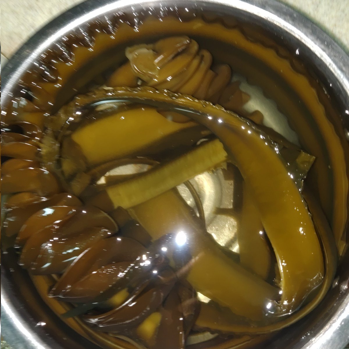 頂き物ワカメ2かぶ(長さ2m位)
とりあえずワカメ、メカブ・茎わかめに切り分けた🤣
後者は鍋に水を張り塩抜き中