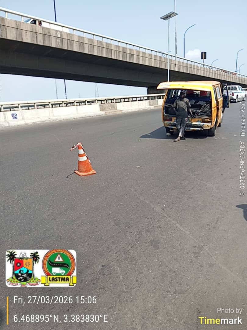 followlastma's tweet photo. [3:22PM] #CarterBridge #IncidentReport 

A vehicle broke down due to tyre problem on Carter Bridge inward Idumota, with no effect on traffic at the moment. A tow truck has been contacted for its evacuation. Our officers are on scene monitoring the traffic situation.

Please drive with caution on approach.