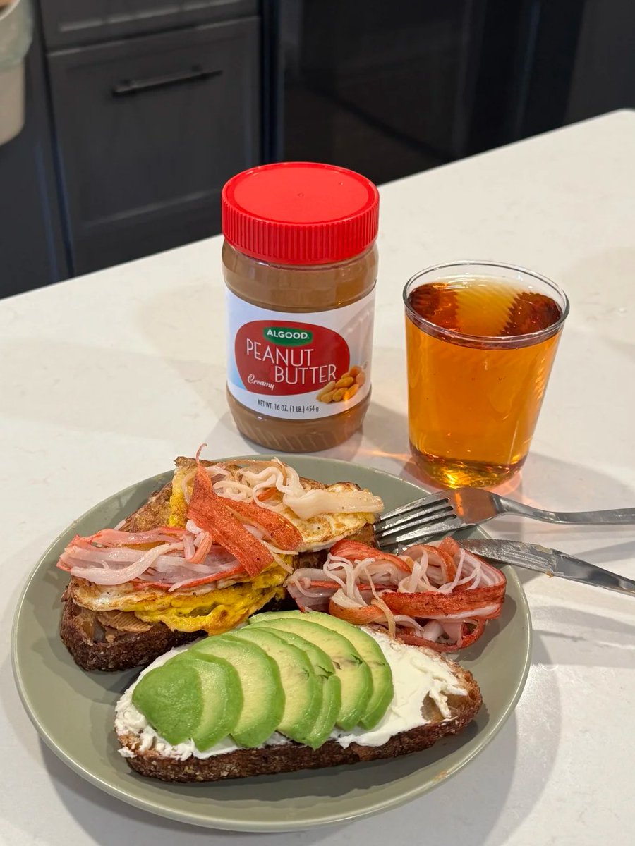 _Emerson_990's tweet image. Avocado toast with mascarpone cheese, and even better with a touch of honey!

Crab stick toast with eggs and peanut butter, both toasted until crispy.

#BreakfastTime