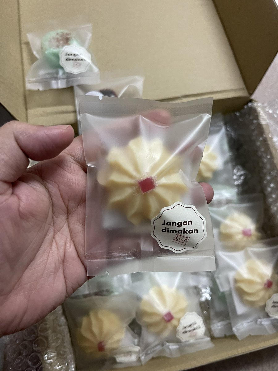 “Biskut Raya” for Chen concert weekend nie, kawan2 datang ambik ye 😘 #ArcadiainKL