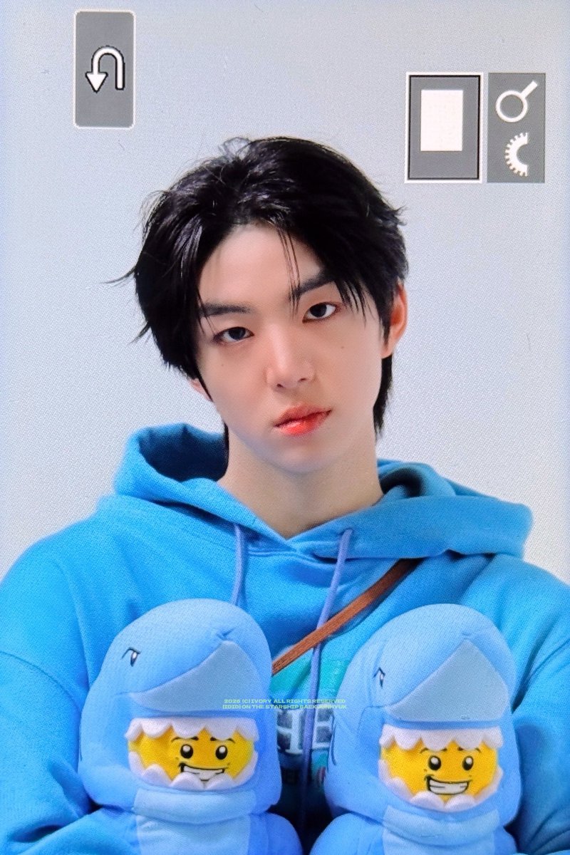 𝗜𝘃𝗼𝗿𝘆 tweet media