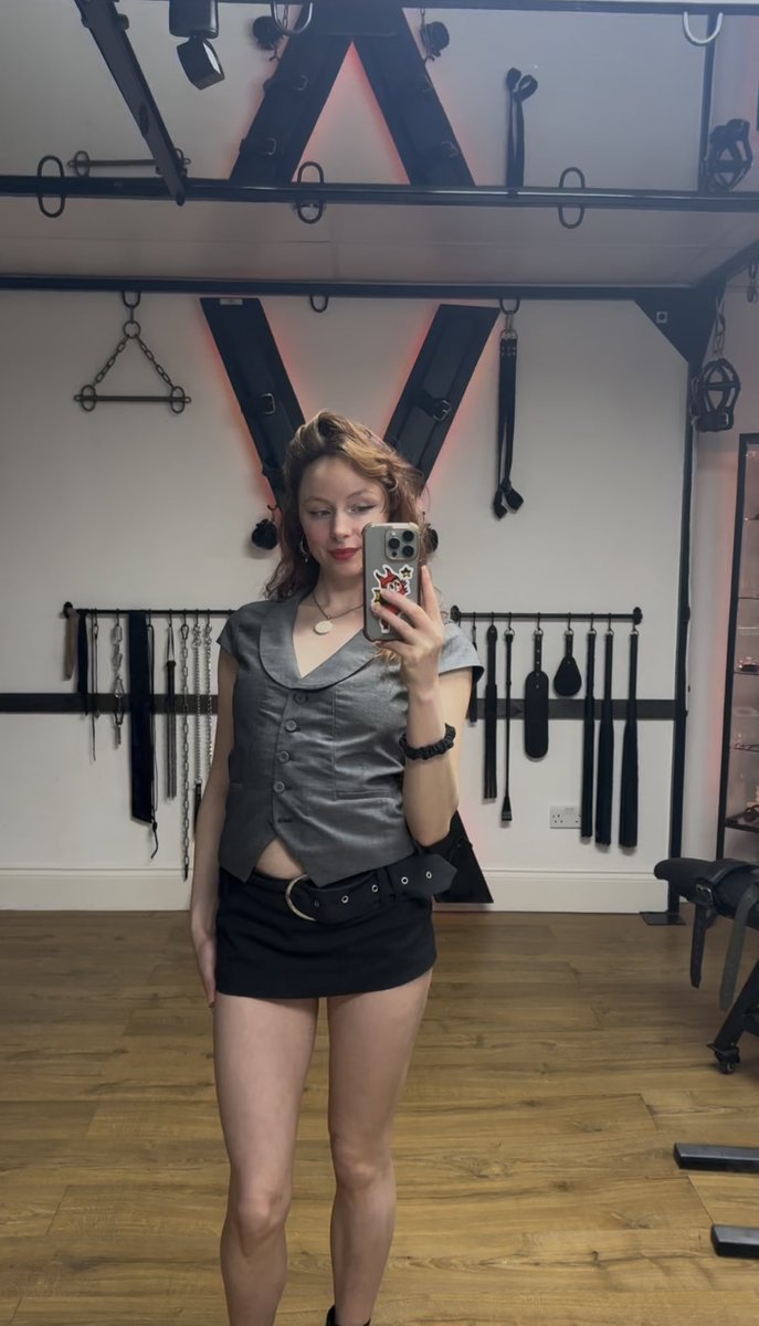 Ballbusting Bella tweet media
