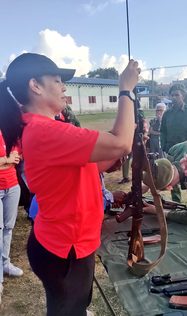 Coracan_SA's tweet photo. ¡Viernes de la Defensa! 🇨🇺💪
Nuestro colectivo de trabajadores activos en los ejercicios teórico-prácticos de preparación para la defensa.
🏅 Se entrega Reconocimiento a #Coracan por su destacada labor en las actividades y tareas en el Municipio #HabanaDelEste #Cuba #MinalXCuba https://t.co/vKZD0ACQ5T