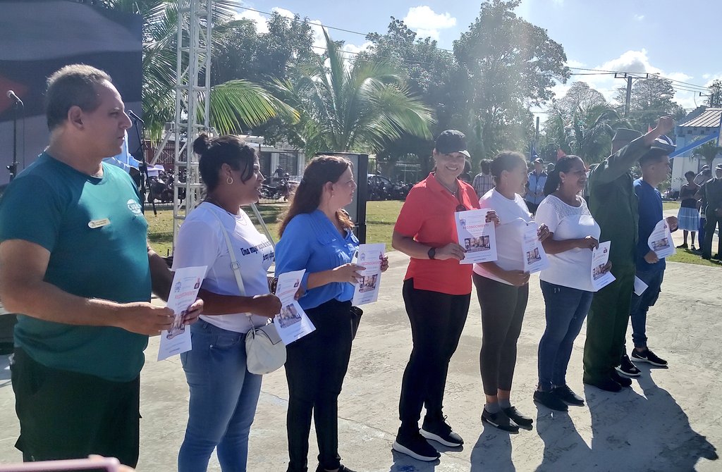 ¡Viernes de la Defensa! 🇨🇺💪
Nuestro colectivo de trabajadores activos en los ejercicios teórico-prácticos de preparación para la defensa.
🏅 Se entrega Reconocimiento a #Coracan por su destacada labor en las actividades y tareas en el Municipio #HabanaDelEste  #Cuba #MinalXCuba