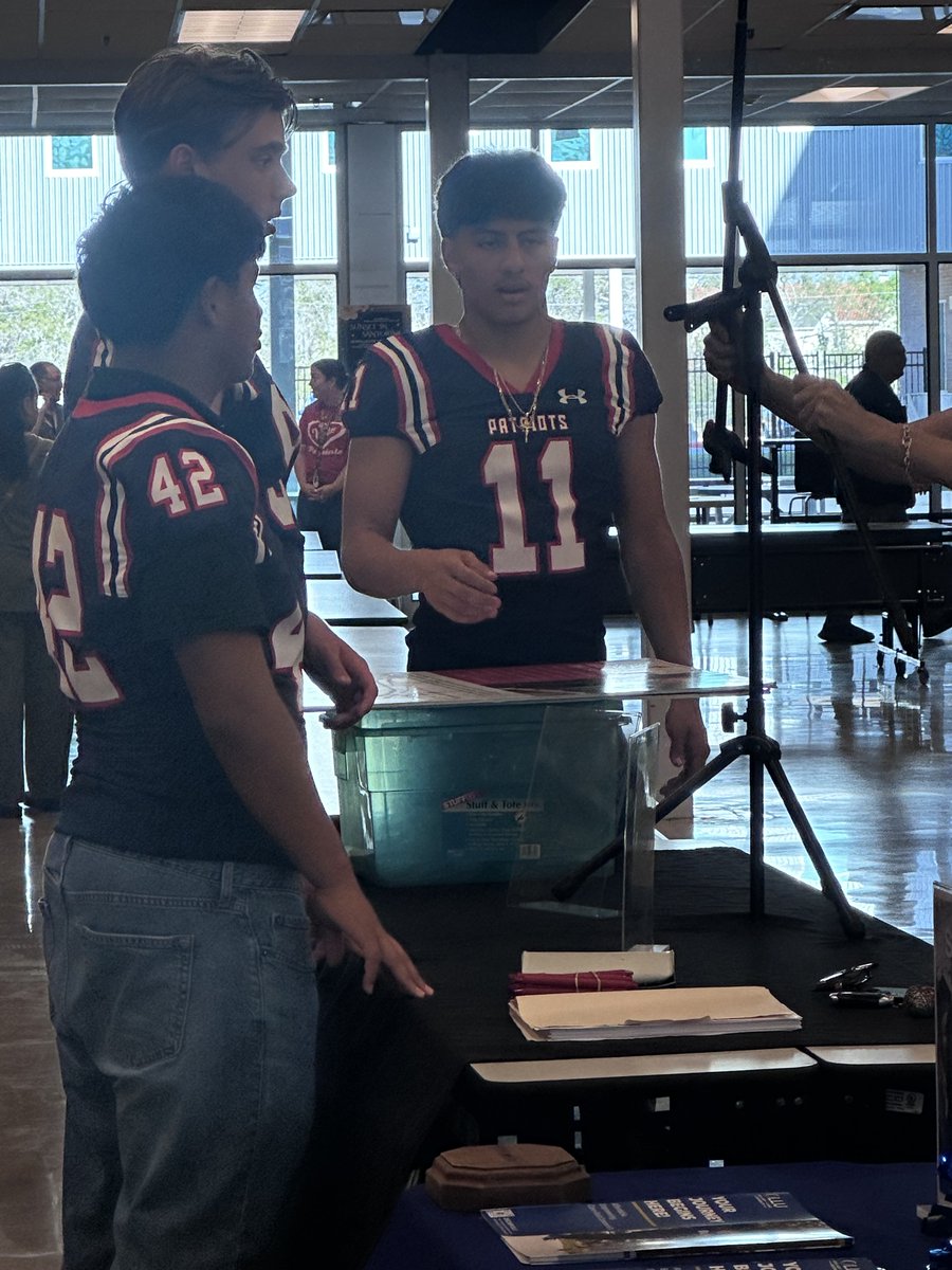 SAVeteransFBall's tweet photo. The Leadership Academy helped out at the VMHS college fair on Wednesday night. Future leaders seeking to serve their peers and community. #PatriotNation @SAVeteransHS @JISD_ATHLETICS @JudsonISD https://t.co/QulpXsxxP7