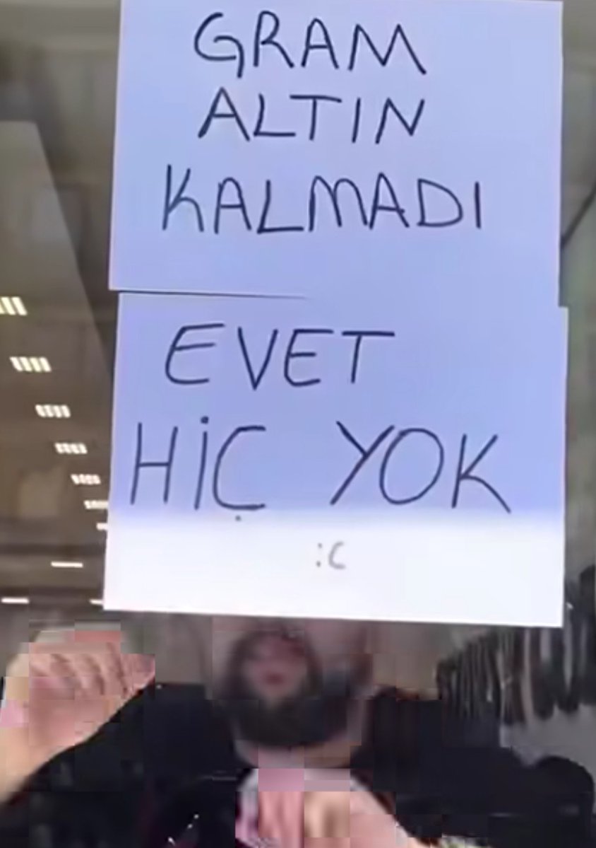 Eskiden ne güzel camlarda 
Akaryakıt YOK
Tüp               "
Yağ               "
İlaç               "
      yazardı.

Şimdi GRAM ALTIN YOK yazıyor,
 insanlar kuyruklar da bekliyor yazık değil mi 
AK PARTİ ? 

İnsanlar aç aç !
#SonDakika