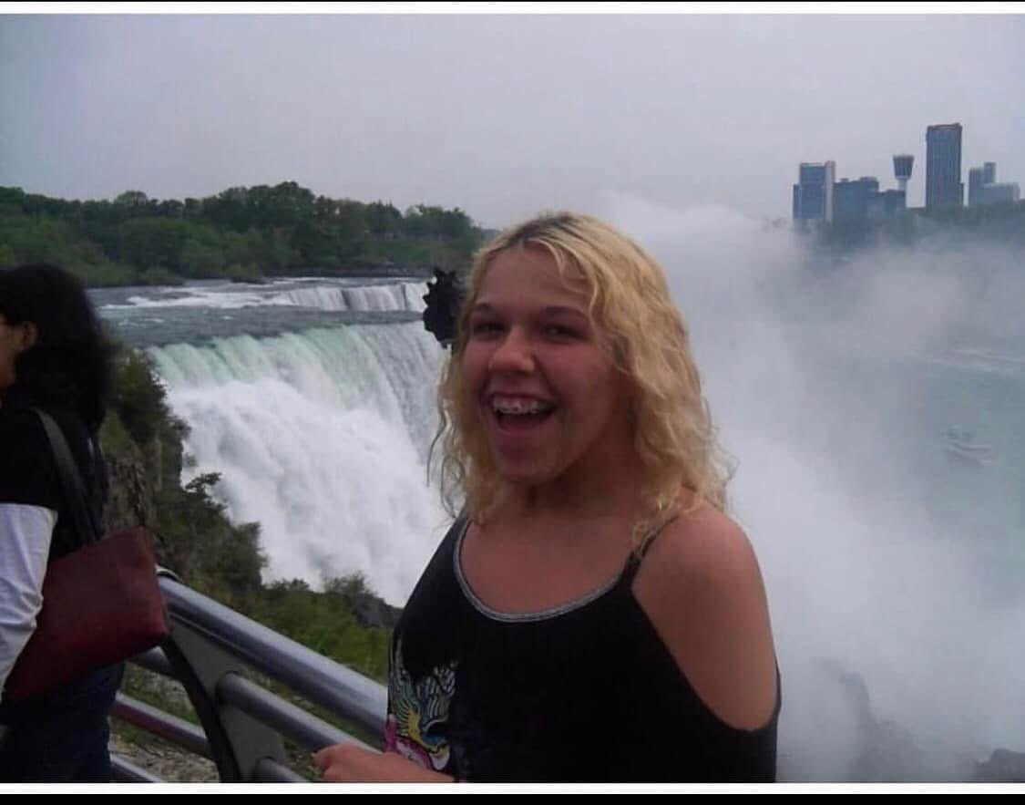 xxjessabugxx's tweet image. #flashbackfriday me in 2011 . I don’t miss having braces at all  by the way  #niagarafalls #warmweather #fun #life #love #me #niagarafallsny #falls #2011
