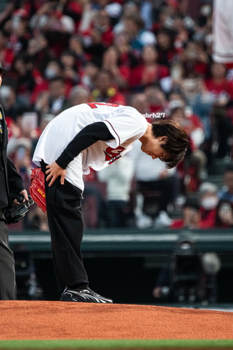 __abrh27's tweet photo. 阿部亮平 始球式
深くて丁寧なお辞儀🙂‍↕️ちょっとガサガサ画質すみません🥲 https://t.co/3UhLkRvpAz