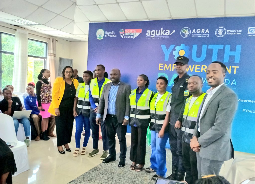 RYVCPGakenke's tweet image. Mu birori byo kuzirikana umunsi wahariwe kongerera urubyiruko ubushobozi, wahujwe no guhemba urubyiruko 47 batsinze mu marushanwa ya #YouthConnect, ahuza ba Rwiyemezamirimo b’urubyiruko n’abakora ubuhanzi bubyara inyungu.
Ni igikorwa cyatangiwemo imyambaro ya @RwandaYouthVol1
