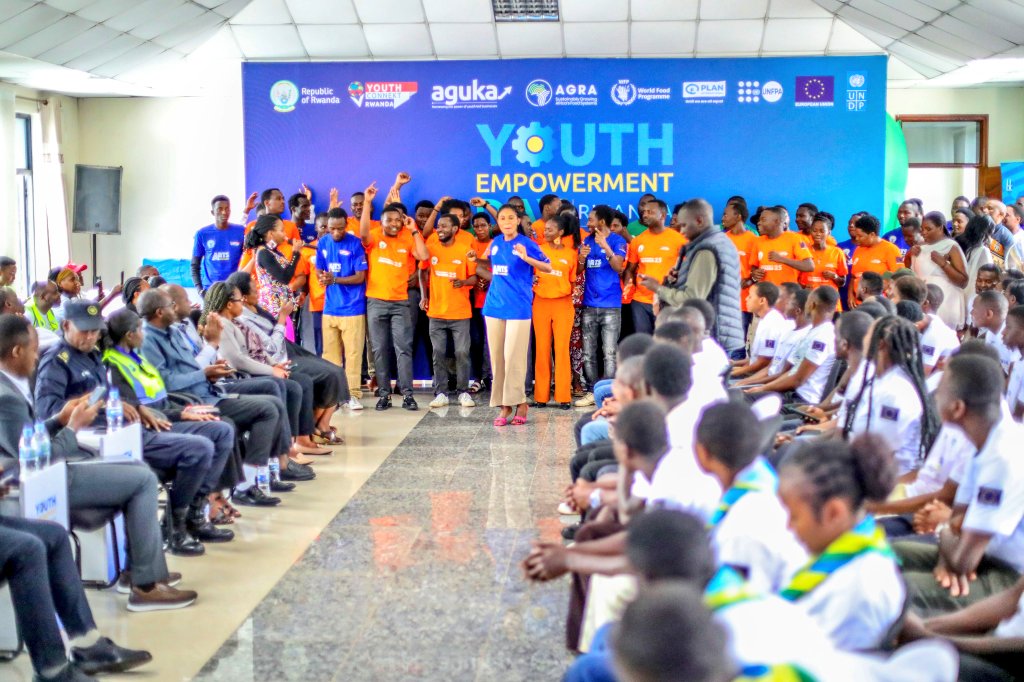 RYVCPGakenke's tweet image. Mu birori byo kuzirikana umunsi wahariwe kongerera urubyiruko ubushobozi, wahujwe no guhemba urubyiruko 47 batsinze mu marushanwa ya #YouthConnect, ahuza ba Rwiyemezamirimo b’urubyiruko n’abakora ubuhanzi bubyara inyungu.
Ni igikorwa cyatangiwemo imyambaro ya @RwandaYouthVol1