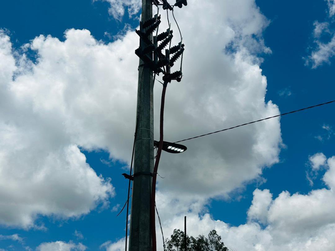 #Bandundu Ville : vers le retour durable de l’électricité 

Ce vendredi 27 mars, le DG de la SNEL, le Prof. Dr Ir <a href="/ted_lwamba/">Teddy Lwamba</a> , a procédé à l’inauguration et à la mise sous tension de trois cabines électriques dans les quartiers #ISTM, Trois-Rivières et Ville Basse Salongo.

Une