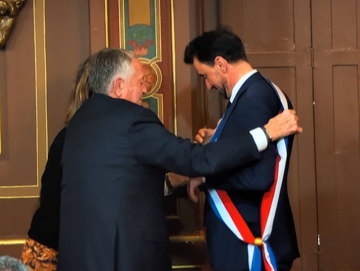 JMA remet donc l'écharpe de maire à Grégory Doucet.