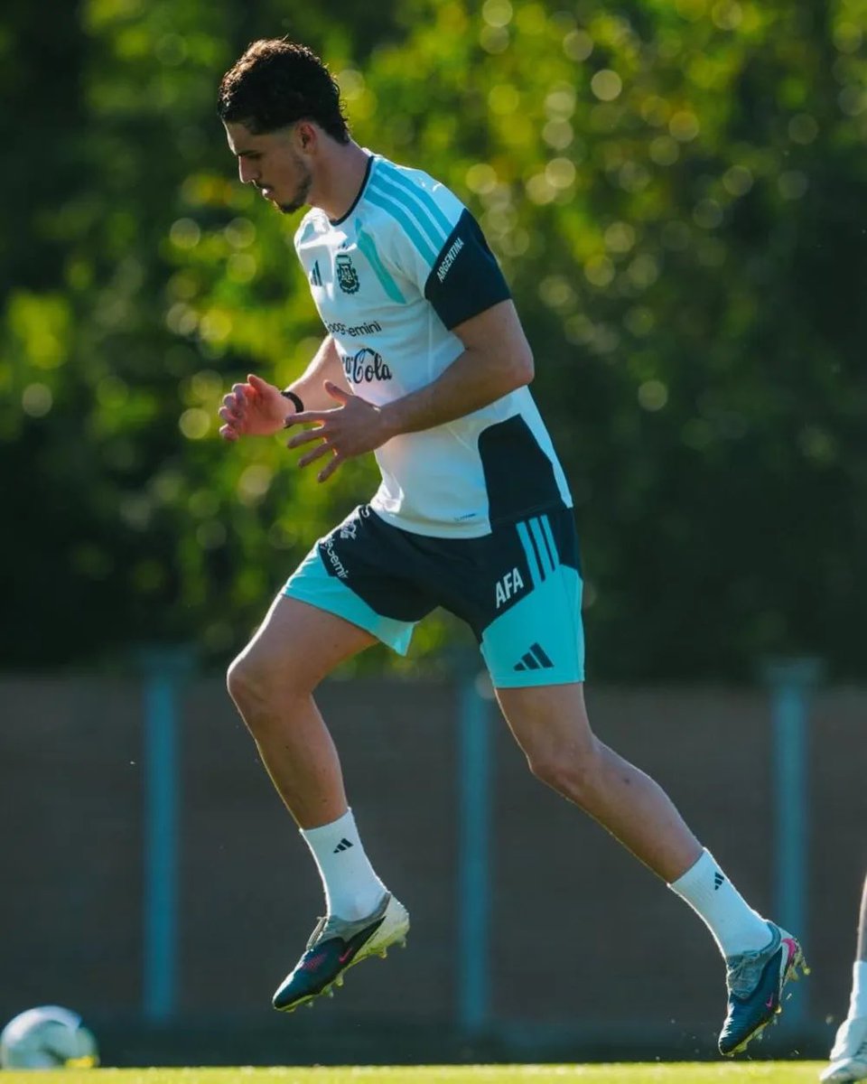 que injusto que es el futbol…

peleaba por ser goleador de la liga de Francia y otros títulos con el Estrasburgo, y se lesiona en un entrenamiento por un amistoso contra Mauritania, es realmente muy injusto