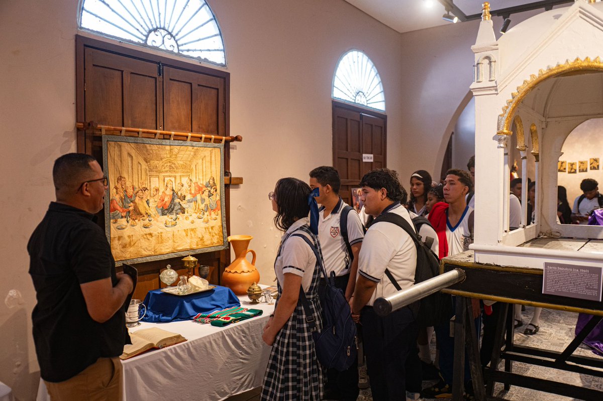 soledadalcaldia's tweet photo. 🎨✨ “Fe e Historia” abre sus puertas en Soledad

La Parroquia San Antonio de Padua presenta esta exposición artística que resalta la devoción, las tradiciones y el legado espiritual de la Semana Santa en nuestro municipio.

Estudiantes, docentes y comunidad en general están invitados a vivir una experiencia cultural y formativa que fortalece la memoria, la fe y el sentido de pertenencia.

📍 Parroquia San Antonio de Padua
💛 Entrada libre para toda la comunidad.