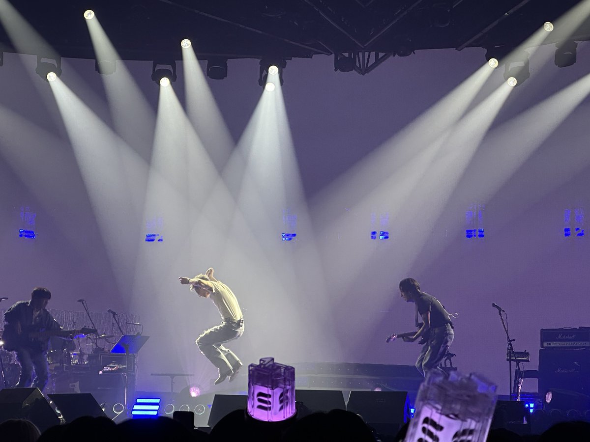 YEOLee_zzang's tweet photo. 오늘 김성규 엘브이 내가 찍은 최고의 사진! 
클라이막스 점프 성규 ㅋㅋㅋ https://t.co/bHhuZaocZb