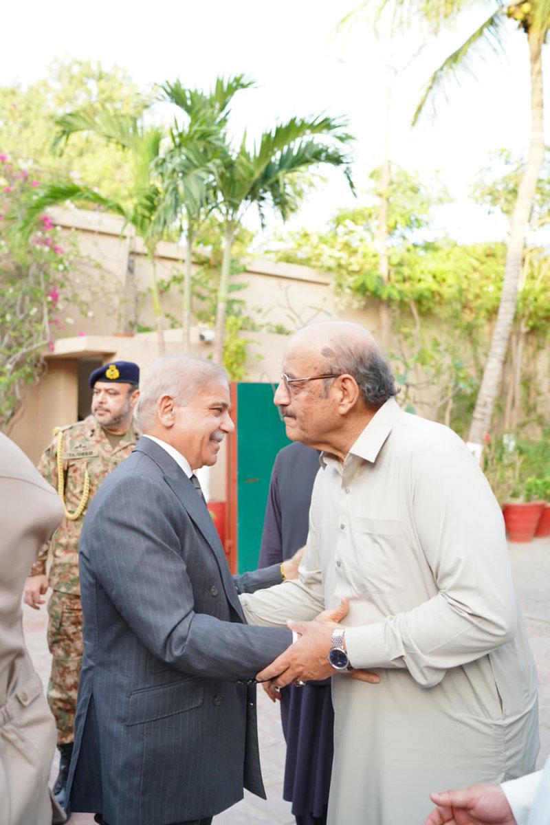 ComredJewanBhel's tweet photo. Prime Minister @CMShehbaz visited Zardari House in Karachi, where he met @FaryalTalpurPk Central President of the PPP Women Wing &amp; congratulated her wedding of her daughter. The meeting highlights continued political dialogues cooperation among leadership for Pakistan’s progress. https://t.co/loE7Akt8ks