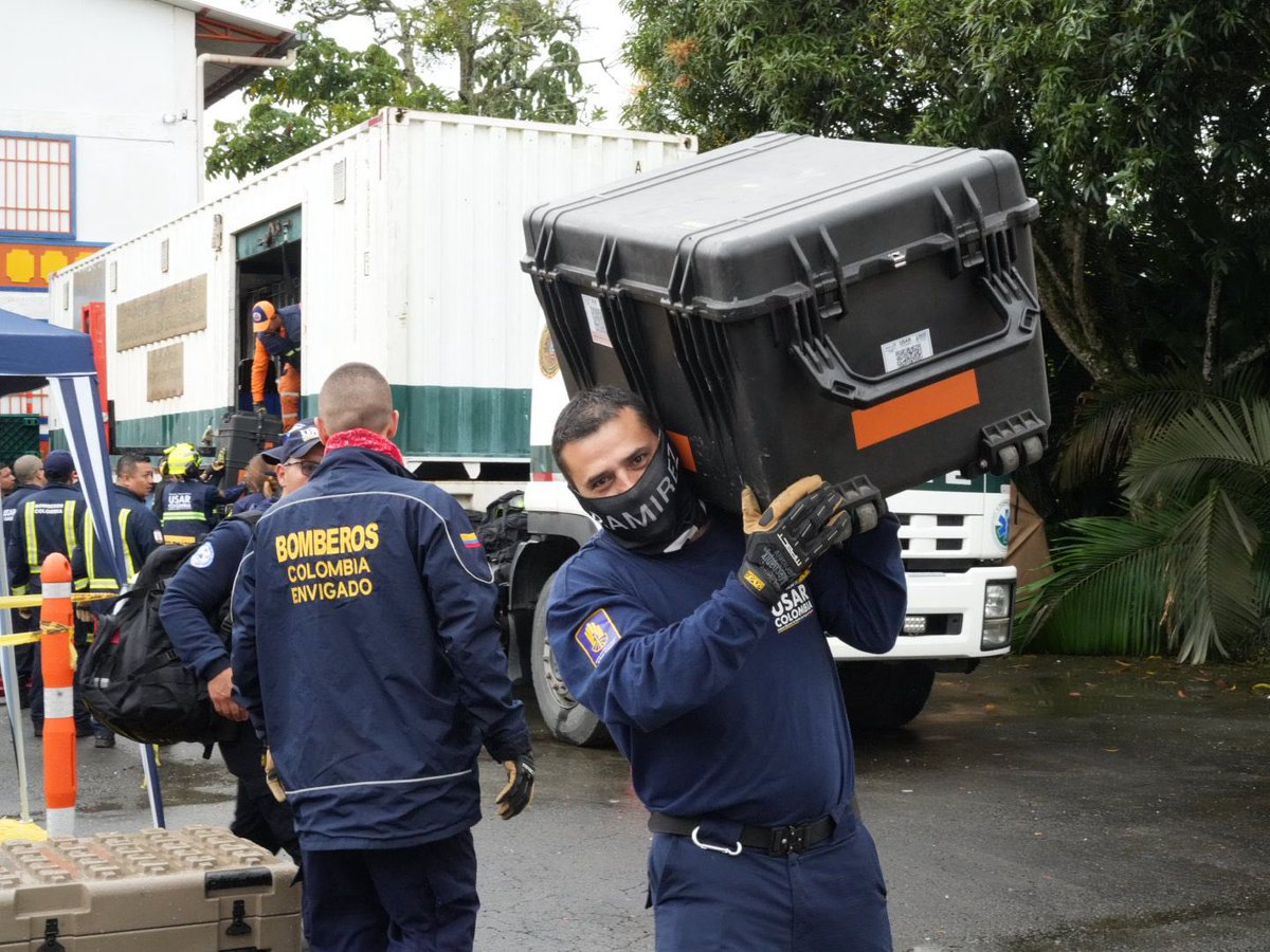 UNGRD's tweet photo. #AEstaHora | El equipo USAR COL-1 avanza en su ejercicio de autoevaluación en Quindío: 36 horas continuas para afinar capacidades de cara a la reclasificación ante la ONU.

En un escenario simulado de terremoto en otro país, los participantes ponen a prueba su capacidad de respuesta, coordinación y trabajo en equipo en operaciones de búsqueda y rescate.

Bajo el liderazgo de la UNGRD y con el acompañamiento del mentor internacional Sean Moore, Colombia se prepara para mantenerse en la élite mundial USAR.