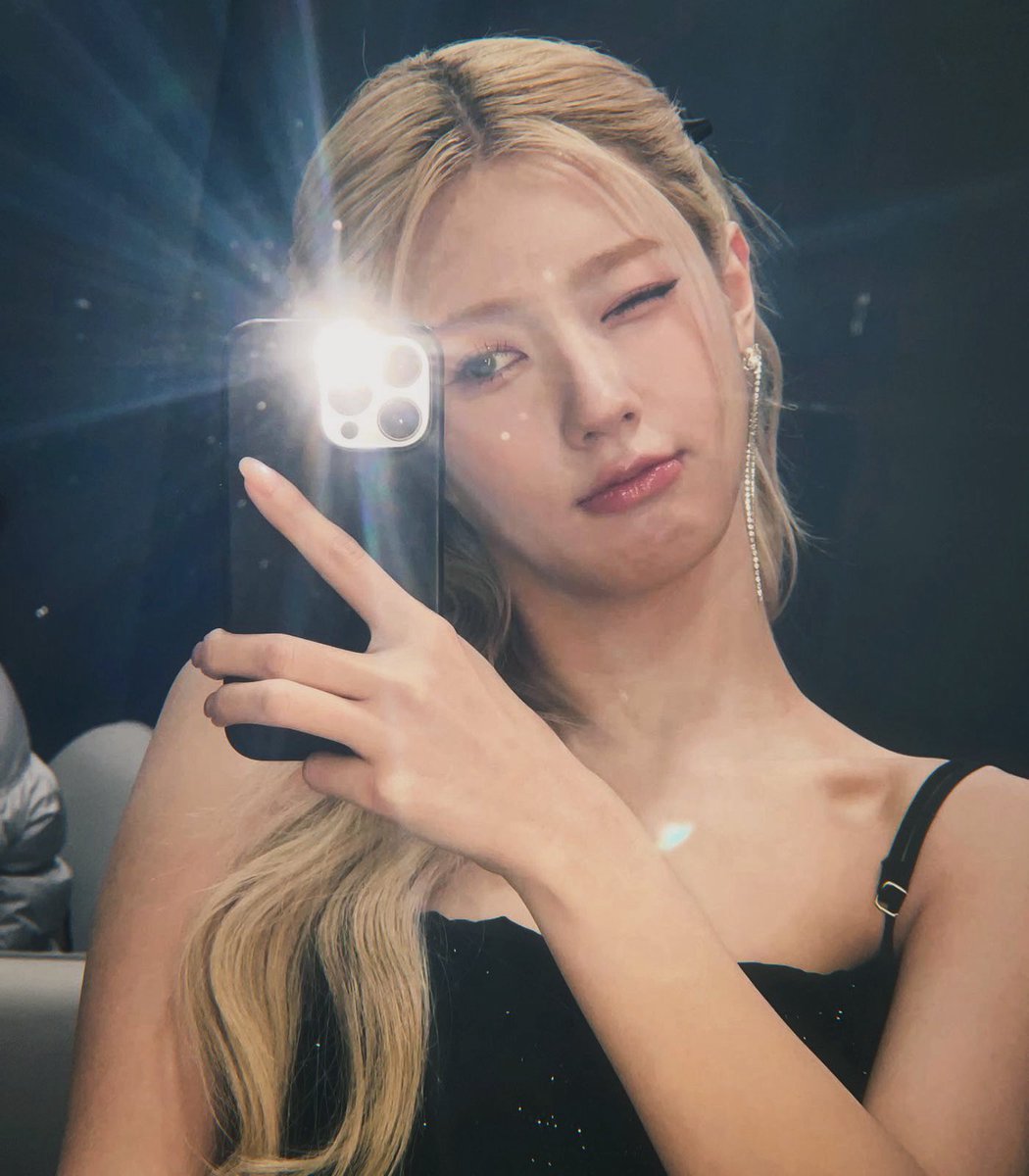 perri loves titus. tweet media