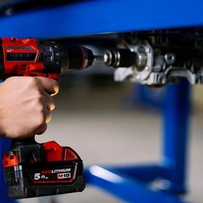 core77's tweet image. Germany manufacturer PETec specializes in making heavy-duty workbenches and welding tables, featuring their integrated Table Lift System. The user attaches a cordless drill that… core77.com/posts/143195/P… #Workbenches #HeightAdjustable #MobileWorkbenches #Ergonomics #PowerTools