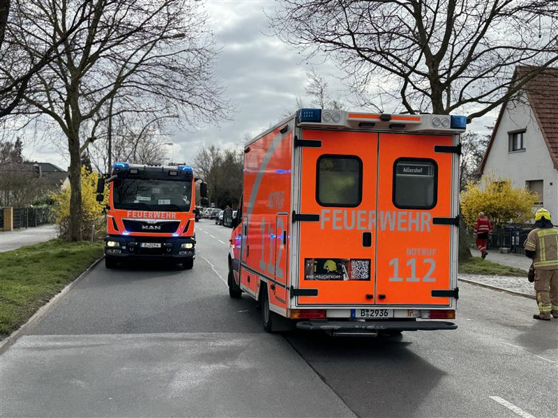 Berliner_Fw's tweet photo. Verkehrsunfall in Altglienicke https://t.co/wi1Qm0uWTX https://t.co/vJYT4RzYQC