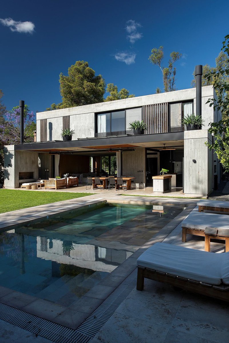 Villa contemporaine haut de gamme, au design minimaliste, alliant béton brut, lumière naturelle et ouverture sur un espace extérieur avec piscine, pour un cadre de vie élégant et harmonieux.