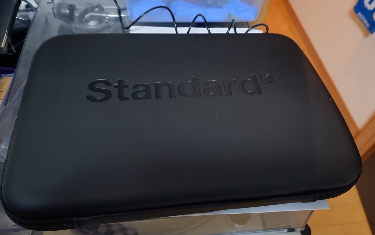 foot_train's tweet image. このPCスタンドとハードケースなかなか良い。DAISOのプレミアム版？のStandardというショップにて。
fj1の横にスキマができるので充電コード、急速アダプター、PCスタンドもすっぽり収納しつつ持ち手付きなので移動も楽々♪オススメです！
#fj1 
#standard 
#DAISO 
#PCスタンド 
#ハードケース　
#DJ