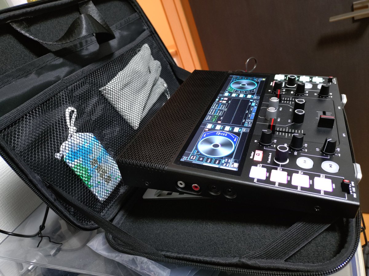 foot_train's tweet image. このPCスタンドとハードケースなかなか良い。DAISOのプレミアム版？のStandardというショップにて。
fj1の横にスキマができるので充電コード、急速アダプター、PCスタンドもすっぽり収納しつつ持ち手付きなので移動も楽々♪オススメです！
#fj1 
#standard 
#DAISO 
#PCスタンド 
#ハードケース　
#DJ