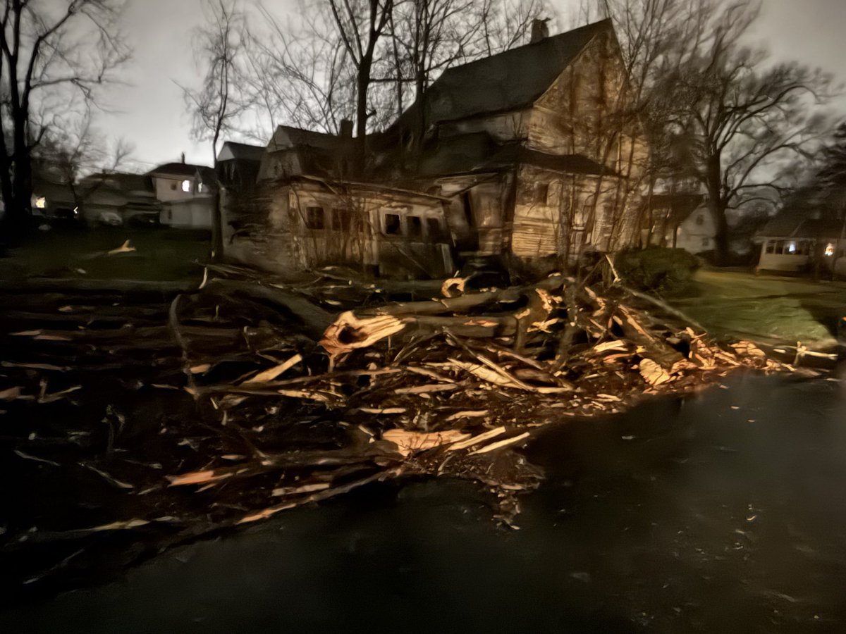 psresponders's tweet photo. Van Wert Ohio 2nd and 3rd streets from yesterday’s thunderstorms that came through @NWSIWX @wanewx @accuweather @foxweather @EdgarONealWX https://t.co/anhJCOlJ6q