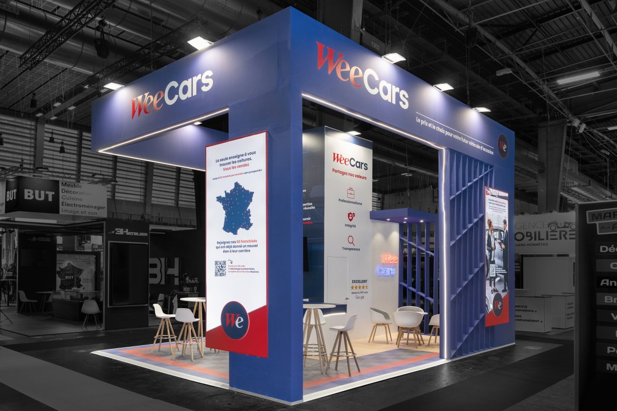 R2Stand_Event's tweet photo. R2 Stand &amp; Event réalise un stand sur-mesure de 30 m² pour Weecars au salon @Franchise_Expo.

Pensé pour maximiser l’impact à chaque distance, ce stand joue sur une visibilité forte et progressive. Le tout s’inscrit dans un univers fidèle à l’ADN de Weecars. https://t.co/zuzJ66xeYP