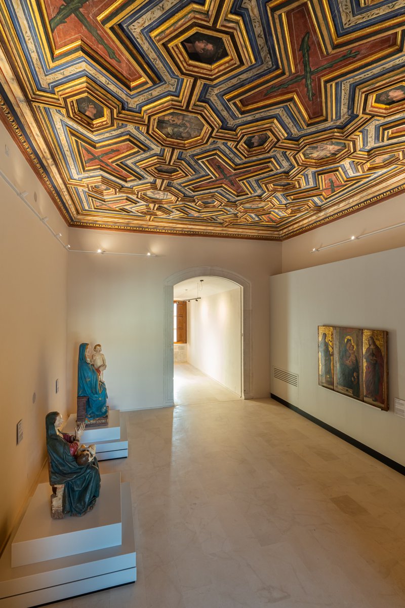 vaticannews_it's tweet photo. Il #MuNDA torna nel Castello de #LAquila dopo sedici anni. Non è solo una riapertura: è un #museo che torna a essere casa.
Il mammut è rimasto. Le Madonne hanno ancora i "piedi per terra".
#MuseoNazionaledAbruzzo

#VaticanNewsIt

✍️ @mariamilviamor 
⬇️
https://t.co/UaJ6KT5qXV https://t.co/wHHPtF0pbb