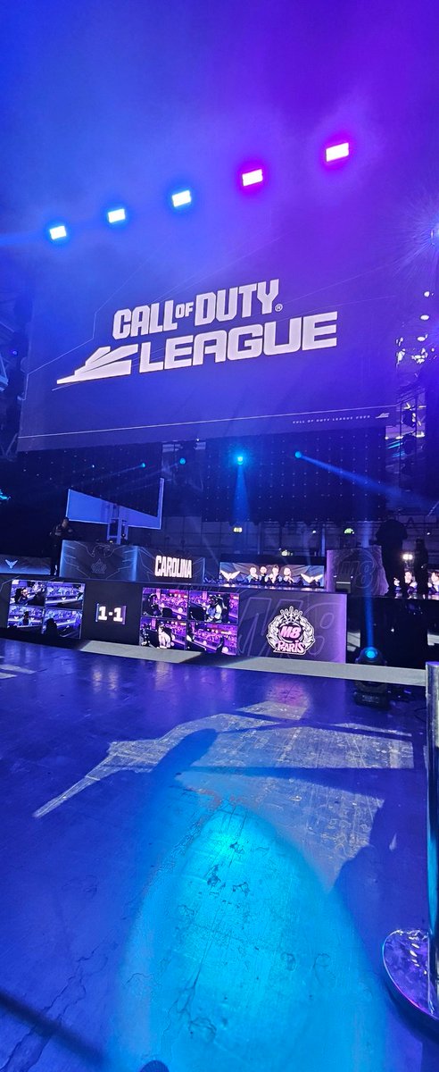 _NicHarrison_'s tweet photo. @CODLeague @MrAdamAp.... why can't we watch the stream, commentators etc... on the screens in between matches from the VIP bit??? https://t.co/PKcgfagJGp
