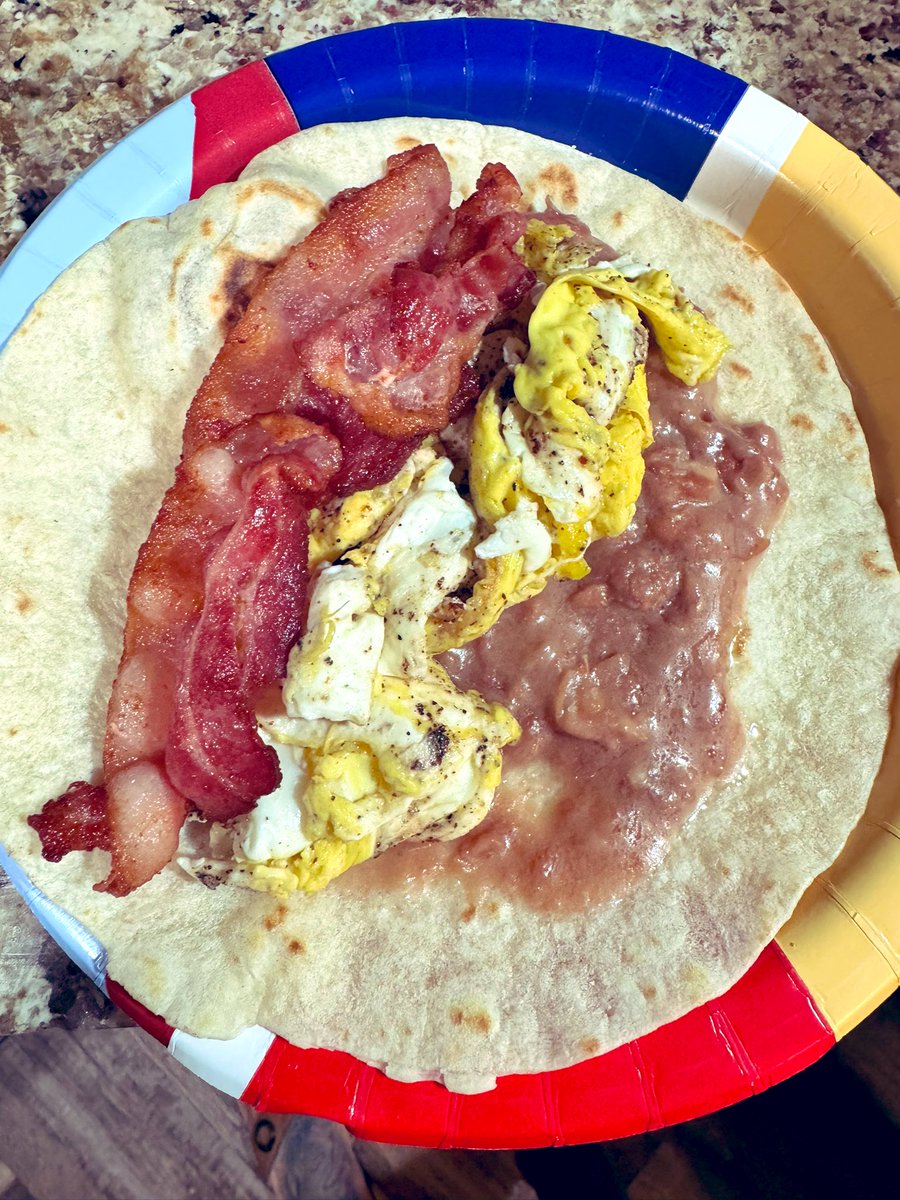 jaymartinez1973's tweet image. #Food #Foodie #BreakfastVibes #Friday #FridayBlessings #Taco @tacokingX  Sometimes my babies will surprise me and lay a double yolk 🍳 egg 🥚 Bean, egg, bacon  and queso fresco flour tortilla taco is for breakfast this morning