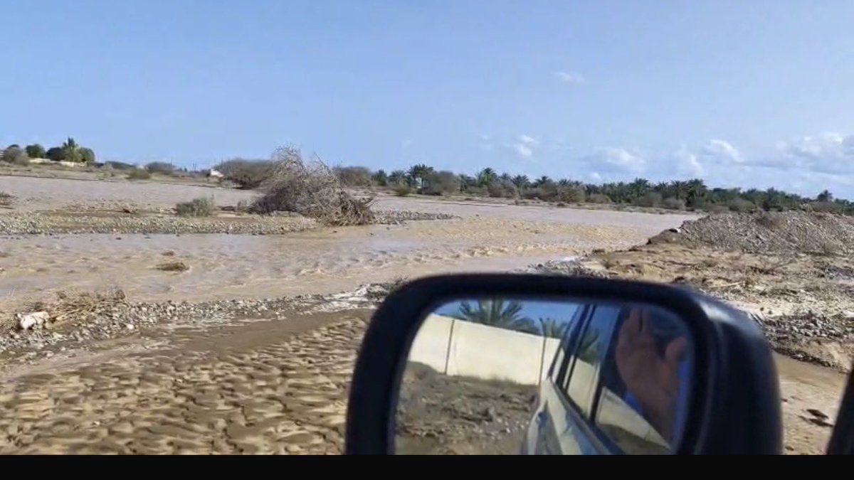 m_roseali's tweet photo. @NB_Municipality 
هل يعقل قرابة ١٥ أسرة محاصرة في مرتفعات قصبية الحواسنة بسبب فقط أمطار من منخفض لا تعتبر تاريخية حتى 
معهم الرضيع ومعهم الكهل ومعهم أصحاب الأمراض المزمنة ومعهم من مضطر للذهاب للعمل
ع الأقل تفقدوا حالهم يناشدوا بحل من إعصار شاهين ولا حياة لمن تنادي 
ما ذنبهم !!! https://t.co/lacK185lUM