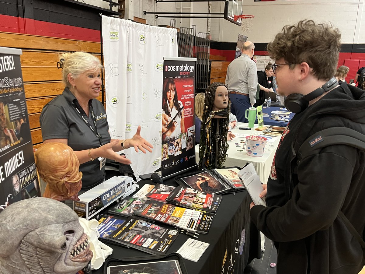 EFSDWarriors's tweet photo. Looking toward the future! @EFWarriors students had the opportunity to learn more about potential careers at today’s annual career day. Thanks to all the companies involved and everyone in Future Ready Leaders, part of an effort from the Consortium for Public Education. https://t.co/uDlkqJ5Dlf